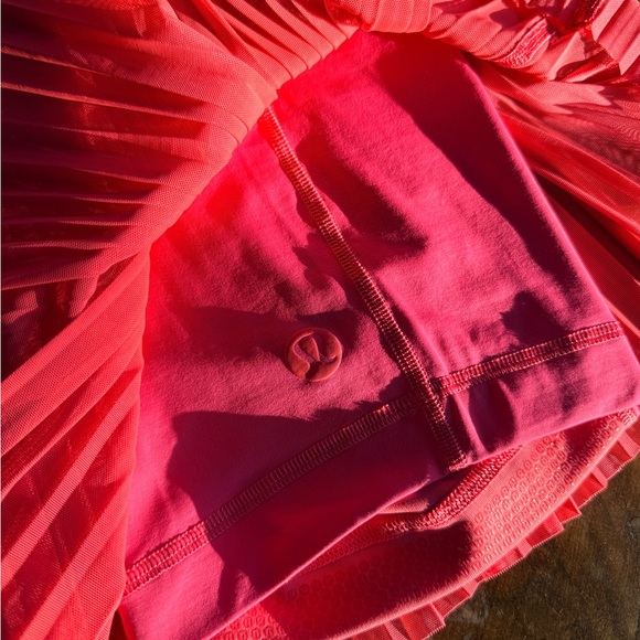 Lululemon Mesh Pleat Mid-Rise Tennis Skirt Size: 4 - Picture 3 of 3